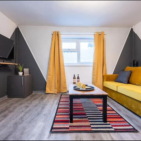 Stunning One Bedroom Apartments Near Shops & Central Кардифф Экстерьер фото