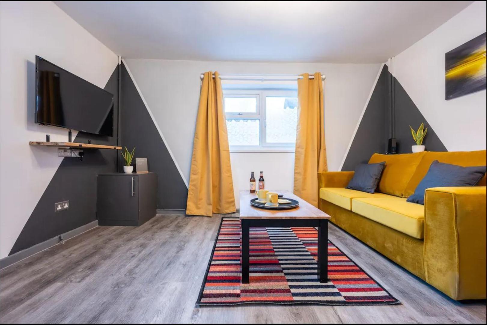 Stunning One Bedroom Apartments Near Shops & Central Кардифф Экстерьер фото