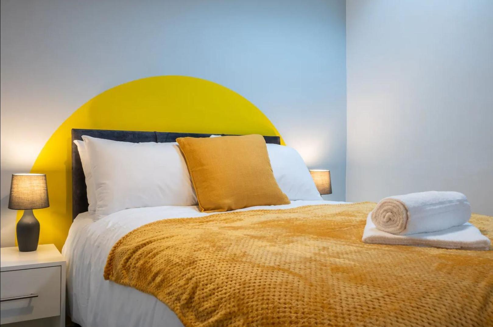 Stunning One Bedroom Apartments Near Shops & Central Кардифф Номер фото