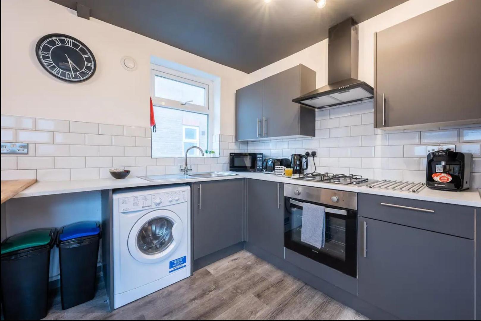 Stunning One Bedroom Apartments Near Shops & Central Кардифф Экстерьер фото