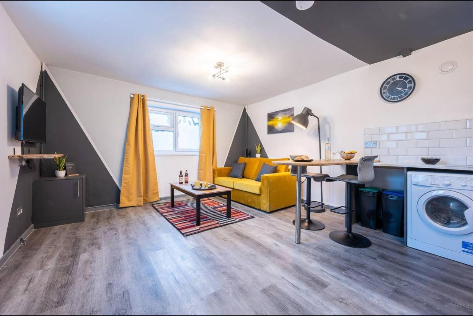 Stunning One Bedroom Apartments Near Shops & Central Кардифф Номер фото