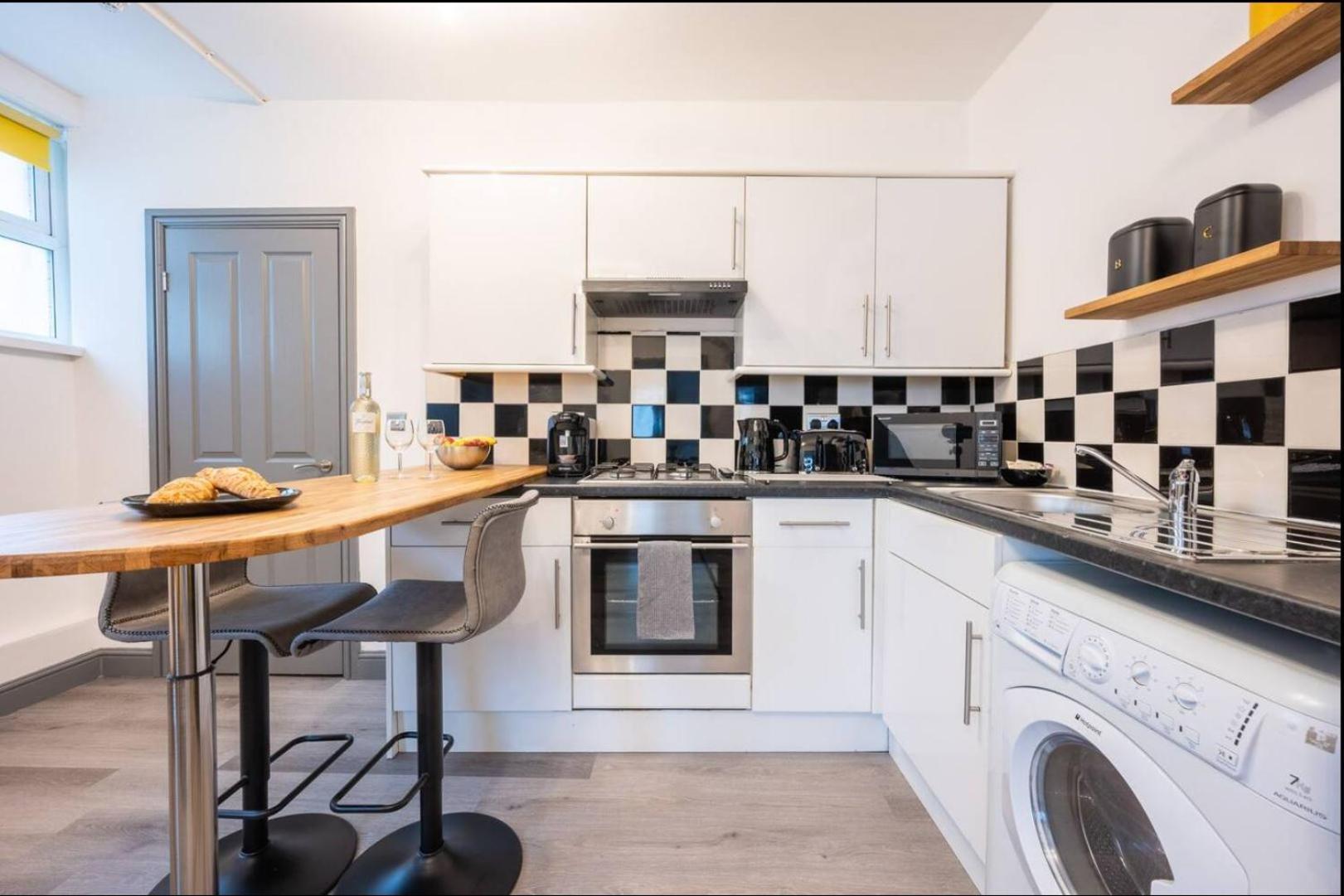 Stunning One Bedroom Apartments Near Shops & Central Кардифф Экстерьер фото
