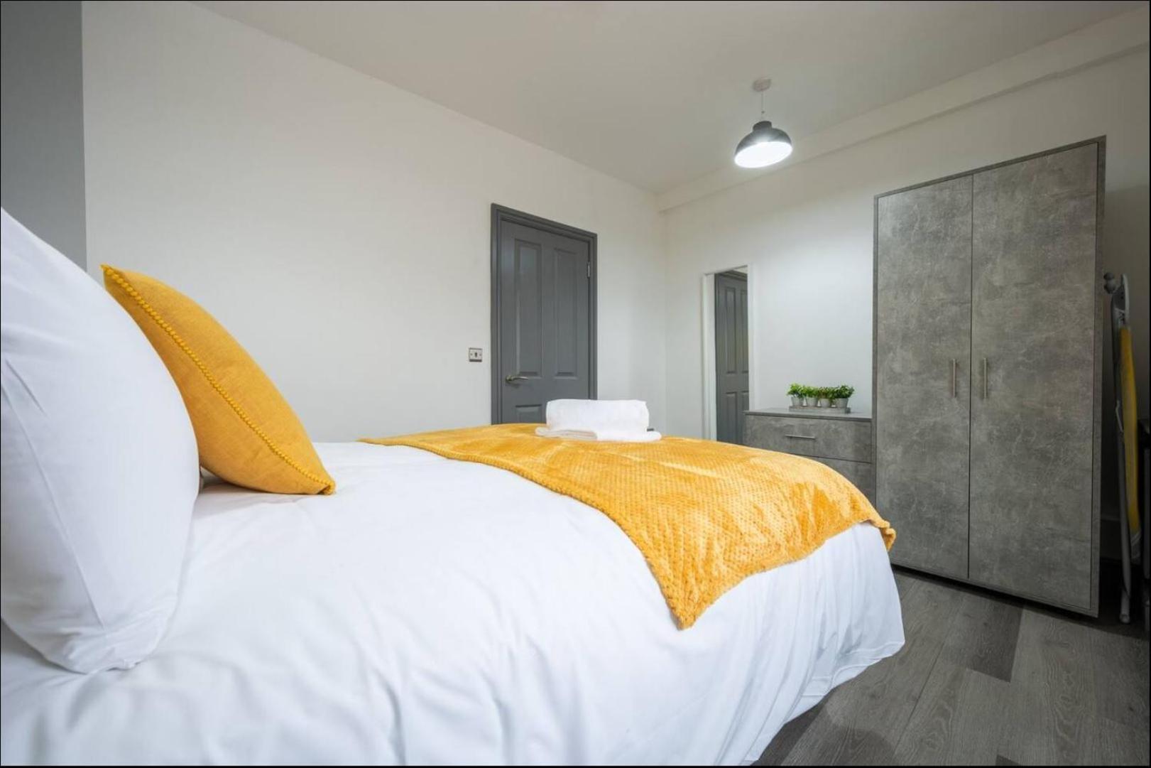 Stunning One Bedroom Apartments Near Shops & Central Кардифф Экстерьер фото