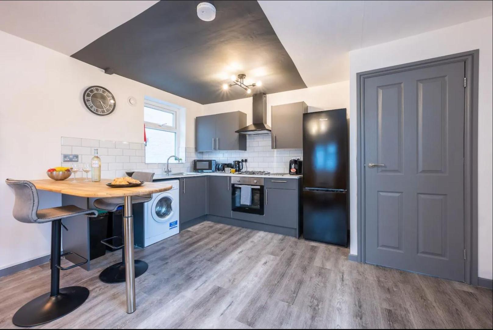 Stunning One Bedroom Apartments Near Shops & Central Кардифф Экстерьер фото